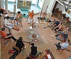 Ein Bild mit dem klassischen Aufbau eines Didgeridooworkshops